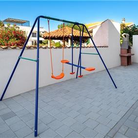 4 Bedroom Villa with Pool near Vodice town, Sibenik Riviera, sleeps 8